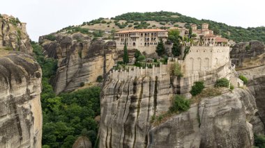 Meteora, Kalabaka, Yunanistan. Kurtarıcının Dönüşümü Manastırı. Meteora - kayalar, 600 metreye kadar. UNESCO listesinde yer alan 6 aktif Rum Ortodoks manastırı bulunuyor: Aerial View