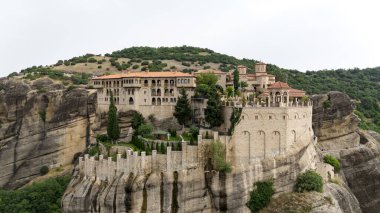 Meteora, Kalabaka, Yunanistan. Kurtarıcının Dönüşümü Manastırı. Meteora - kayalar, 600 metreye kadar. UNESCO listesinde yer alan 6 aktif Rum Ortodoks manastırı bulunuyor: Aerial View