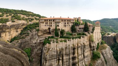 Meteora, Kalabaka, Yunanistan. Kurtarıcının Dönüşümü Manastırı. Meteora - kayalar, 600 metreye kadar. UNESCO listesinde yer alan 6 aktif Rum Ortodoks manastırı bulunuyor: Aerial View