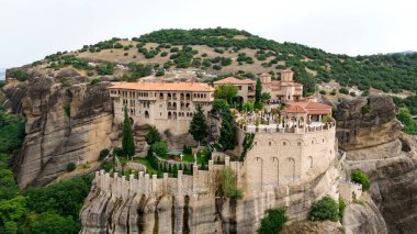 Meteora, Kalabaka, Yunanistan. Kurtarıcının Dönüşümü Manastırı. Meteora - kayalar, 600 metreye kadar. UNESCO listesinde yer alan 6 aktif Rum Ortodoks manastırı bulunuyor: Aerial View