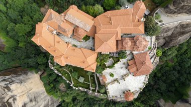Meteora, Kalabaka, Yunanistan. Kurtarıcının Dönüşümü Manastırı. Meteora - kayalar, 600 metreye kadar. UNESCO listesinde yer alan 6 aktif Rum Ortodoks manastırı bulunuyor: Aerial View