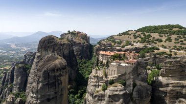 Meteora, Kalabaka, Yunanistan. Kurtarıcının Dönüşümü Manastırı. Meteora - kayalar, 600 metreye kadar. UNESCO listesinde yer alan 6 aktif Rum Ortodoks manastırı bulunuyor: Aerial View