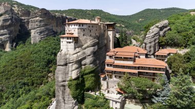 Meteora, Kalabaka, Yunanistan. Kurtarıcının Dönüşümü Manastırı. Meteora - kayalar, 600 metreye kadar. UNESCO listesinde yer alan 6 aktif Rum Ortodoks manastırı bulunuyor: Aerial View