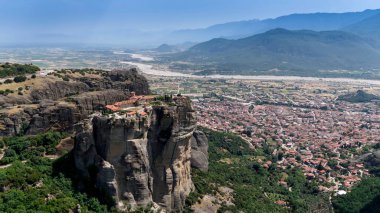 Meteora, Kalabaka, Yunanistan. Kurtarıcının Dönüşümü Manastırı. Meteora - kayalar, 600 metreye kadar. UNESCO listesinde yer alan 6 aktif Rum Ortodoks manastırı bulunuyor: Aerial View