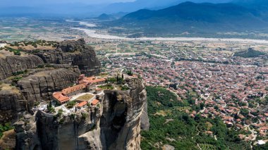 Meteora, Kalabaka, Yunanistan. Kurtarıcının Dönüşümü Manastırı. Meteora - kayalar, 600 metreye kadar. UNESCO listesinde yer alan 6 aktif Rum Ortodoks manastırı bulunuyor: Aerial View
