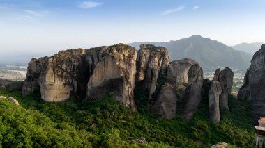 Meteora, Kalabaka, Yunanistan. Kurtarıcının Dönüşümü Manastırı. Meteora - kayalar, 600 metreye kadar. UNESCO listesinde yer alan 6 aktif Rum Ortodoks manastırı bulunuyor: Aerial View