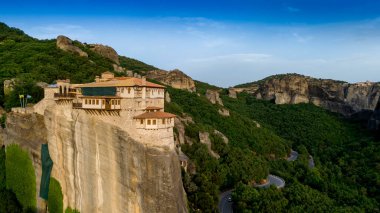 Meteora, Kalabaka, Yunanistan. Kurtarıcının Dönüşümü Manastırı. Meteora - kayalar, 600 metreye kadar. UNESCO listesinde yer alan 6 aktif Rum Ortodoks manastırı bulunuyor: Aerial View