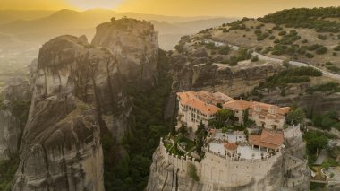 Meteora, Kalabaka, Yunanistan. Kurtarıcının Dönüşümü Manastırı. Meteora - kayalar, 600 metreye kadar. UNESCO listesinde yer alan 6 aktif Rum Ortodoks manastırı bulunuyor: Aerial View