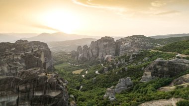 Meteora, Kalabaka, Yunanistan. Kurtarıcının Dönüşümü Manastırı. Meteora - kayalar, 600 metreye kadar. UNESCO listesinde yer alan 6 aktif Rum Ortodoks manastırı bulunuyor: Aerial View