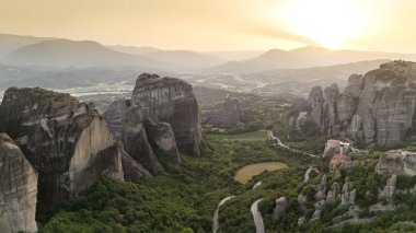 Meteora, Kalabaka, Yunanistan. Kurtarıcının Dönüşümü Manastırı. Meteora - kayalar, 600 metreye kadar. UNESCO listesinde yer alan 6 aktif Rum Ortodoks manastırı bulunuyor: Aerial View