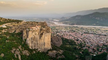 Meteora, Kalabaka, Yunanistan. Kurtarıcının Dönüşümü Manastırı. Meteora - kayalar, 600 metreye kadar. UNESCO listesinde yer alan 6 aktif Rum Ortodoks manastırı bulunuyor: Aerial View