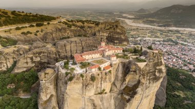 Meteora, Kalabaka, Yunanistan. Kurtarıcının Dönüşümü Manastırı. Meteora - kayalar, 600 metreye kadar. UNESCO listesinde yer alan 6 aktif Rum Ortodoks manastırı bulunuyor: Aerial View