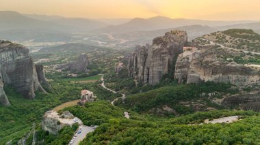 Meteora, Kalabaka, Yunanistan. Kurtarıcının Dönüşümü Manastırı. Meteora - kayalar, 600 metreye kadar. UNESCO listesinde yer alan 6 aktif Rum Ortodoks manastırı bulunuyor: Aerial View
