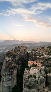 Meteora, Kalabaka, Yunanistan. Kurtarıcının Dönüşümü Manastırı. Meteora - kayalar, 600 metreye kadar. UNESCO listesinde yer alan 6 aktif Rum Ortodoks manastırı bulunuyor: Aerial View