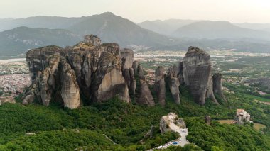 Meteora, Kalabaka, Yunanistan. Kurtarıcının Dönüşümü Manastırı. Meteora - kayalar, 600 metreye kadar. UNESCO listesinde yer alan 6 aktif Rum Ortodoks manastırı bulunuyor: Aerial View