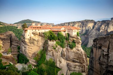 Meteora, Kalabaka, Yunanistan. Kurtarıcının Dönüşümü Manastırı. Meteora - kayalar, 600 metreye kadar. UNESCO listesinde yer alan 6 aktif Rum Ortodoks manastırı bulunuyor: Aerial View