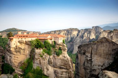 Meteora, Kalabaka, Yunanistan. Kurtarıcının Dönüşümü Manastırı. Meteora - kayalar, 600 metreye kadar. UNESCO listesinde yer alan 6 aktif Rum Ortodoks manastırı bulunuyor: Aerial View