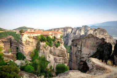Meteora, Kalabaka, Yunanistan. Kurtarıcının Dönüşümü Manastırı. Meteora - kayalar, 600 metreye kadar. UNESCO listesinde yer alan 6 aktif Rum Ortodoks manastırı bulunuyor: Aerial View