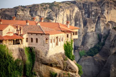 Meteora, Kalabaka, Yunanistan. Kurtarıcının Dönüşümü Manastırı. Meteora - kayalar, 600 metreye kadar. UNESCO listesinde yer alan 6 aktif Rum Ortodoks manastırı bulunuyor: Aerial View