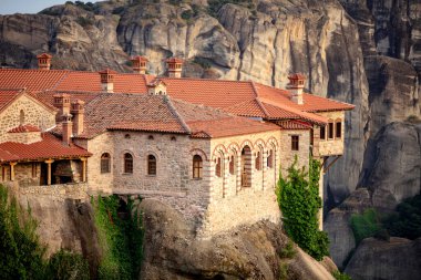 Meteora, Kalabaka, Yunanistan. Kurtarıcının Dönüşümü Manastırı. Meteora - kayalar, 600 metreye kadar. UNESCO listesinde yer alan 6 aktif Rum Ortodoks manastırı bulunuyor: Aerial View