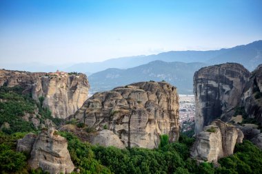 Meteora, Kalabaka, Yunanistan. Kurtarıcının Dönüşümü Manastırı. Meteora - kayalar, 600 metreye kadar. UNESCO listesinde yer alan 6 aktif Rum Ortodoks manastırı bulunuyor: Aerial View