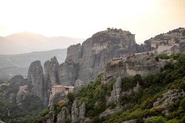 Meteora, Kalabaka, Yunanistan. Kurtarıcının Dönüşümü Manastırı. Meteora - kayalar, 600 metreye kadar. UNESCO listesinde yer alan 6 aktif Rum Ortodoks manastırı bulunuyor: Aerial View
