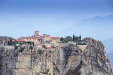 Meteora, Kalabaka, Yunanistan. Kurtarıcının Dönüşümü Manastırı. Meteora - kayalar, 600 metreye kadar. UNESCO listesinde yer alan 6 aktif Rum Ortodoks manastırı bulunuyor: Aerial View