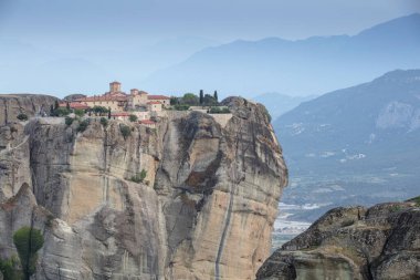 Meteora, Kalabaka, Yunanistan. Kurtarıcının Dönüşümü Manastırı. Meteora - kayalar, 600 metreye kadar. UNESCO listesinde yer alan 6 aktif Rum Ortodoks manastırı bulunuyor: Aerial View