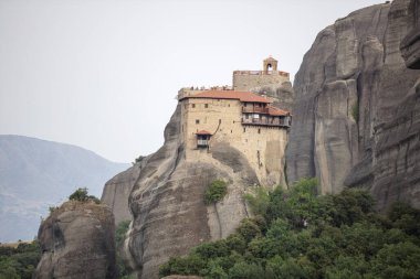 Meteora, Kalabaka, Yunanistan. Kurtarıcının Dönüşümü Manastırı. Meteora - kayalar, 600 metreye kadar. UNESCO listesinde yer alan 6 aktif Rum Ortodoks manastırı bulunuyor: Aerial View