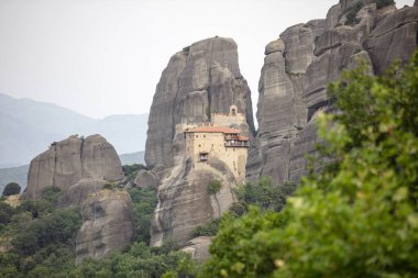 Meteora, Kalabaka, Yunanistan. Kurtarıcının Dönüşümü Manastırı. Meteora - kayalar, 600 metreye kadar. UNESCO listesinde yer alan 6 aktif Rum Ortodoks manastırı bulunuyor: Aerial View