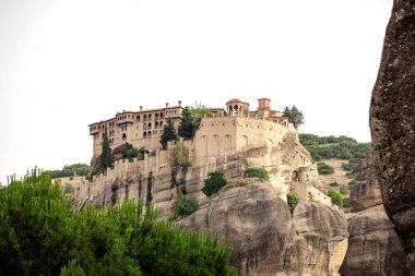 Meteora, Kalabaka, Yunanistan. Kurtarıcının Dönüşümü Manastırı. Meteora - kayalar, 600 metreye kadar. UNESCO listesinde yer alan 6 aktif Rum Ortodoks manastırı bulunuyor: Aerial View