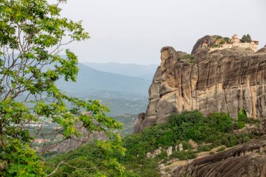 Meteora, Kalabaka, Yunanistan. Kurtarıcının Dönüşümü Manastırı. Meteora - kayalar, 600 metreye kadar. UNESCO listesinde yer alan 6 aktif Rum Ortodoks manastırı bulunuyor: Aerial View