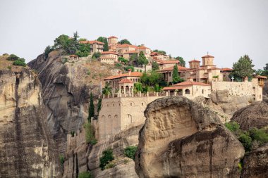Meteora, Kalabaka, Yunanistan. Kurtarıcının Dönüşümü Manastırı. Meteora - kayalar, 600 metreye kadar. UNESCO listesinde yer alan 6 aktif Rum Ortodoks manastırı bulunuyor: Aerial View
