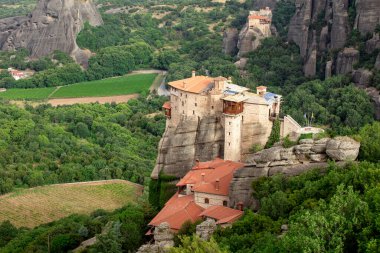 Meteora, Kalabaka, Yunanistan. Kurtarıcının Dönüşümü Manastırı. Meteora - kayalar, 600 metreye kadar. UNESCO listesinde yer alan 6 aktif Rum Ortodoks manastırı bulunuyor: Aerial View