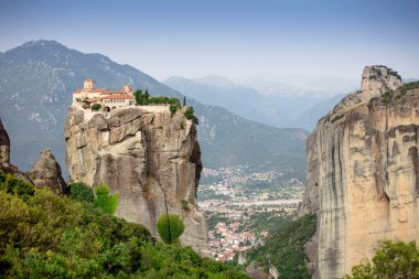 Meteora, Kalabaka, Yunanistan. Kurtarıcının Dönüşümü Manastırı. Meteora - kayalar, 600 metreye kadar. UNESCO listesinde yer alan 6 aktif Rum Ortodoks manastırı bulunuyor: Aerial View