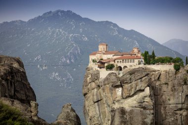 Meteora, Kalabaka, Yunanistan. Kurtarıcının Dönüşümü Manastırı. Meteora - kayalar, 600 metreye kadar. UNESCO listesinde yer alan 6 aktif Rum Ortodoks manastırı bulunuyor: Aerial View