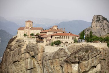 Meteora, Kalabaka, Yunanistan. Kurtarıcının Dönüşümü Manastırı. Meteora - kayalar, 600 metreye kadar. UNESCO listesinde yer alan 6 aktif Rum Ortodoks manastırı bulunuyor: Aerial View