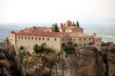 Meteora, Kalabaka, Yunanistan. Kurtarıcının Dönüşümü Manastırı. Meteora - kayalar, 600 metreye kadar. UNESCO listesinde yer alan 6 aktif Rum Ortodoks manastırı bulunuyor: Aerial View