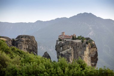 Meteora, Kalabaka, Yunanistan. Kurtarıcının Dönüşümü Manastırı. Meteora - kayalar, 600 metreye kadar. UNESCO listesinde yer alan 6 aktif Rum Ortodoks manastırı bulunuyor: Aerial View
