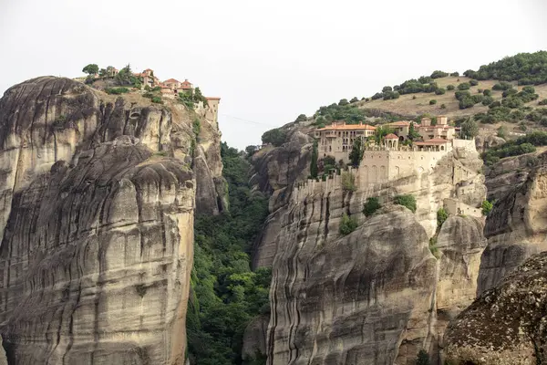 Meteora, Kalabaka, Yunanistan. Kurtarıcının Dönüşümü Manastırı. Meteora - kayalar, 600 metreye kadar. UNESCO listesinde yer alan 6 aktif Rum Ortodoks manastırı bulunuyor: Aerial View