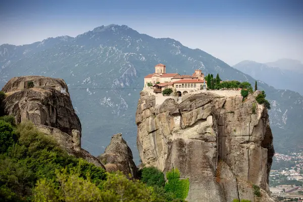 Meteora, Kalabaka, Yunanistan. Kurtarıcının Dönüşümü Manastırı. Meteora - kayalar, 600 metreye kadar. UNESCO listesinde yer alan 6 aktif Rum Ortodoks manastırı bulunuyor: Aerial View