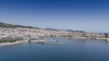 Kavala, Yunanistan ve Avrupa 'daki eski şehir, kale ve su kemerinin havadan görünüşü