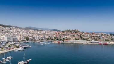 Kavala, Yunanistan ve Avrupa 'daki eski şehir, kale ve su kemerinin havadan görünüşü
