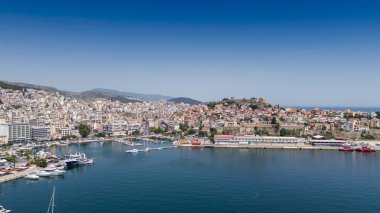Kavala, Yunanistan ve Avrupa 'daki eski şehir, kale ve su kemerinin havadan görünüşü