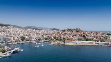 Kavala, Yunanistan ve Avrupa 'daki eski şehir, kale ve su kemerinin havadan görünüşü