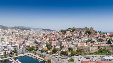 Kavala, Yunanistan ve Avrupa 'daki eski şehir, kale ve su kemerinin havadan görünüşü