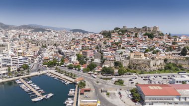 Kavala, Yunanistan ve Avrupa 'daki eski şehir, kale ve su kemerinin havadan görünüşü