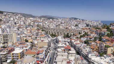 Kavala, Yunanistan ve Avrupa 'daki eski şehir, kale ve su kemerinin havadan görünüşü