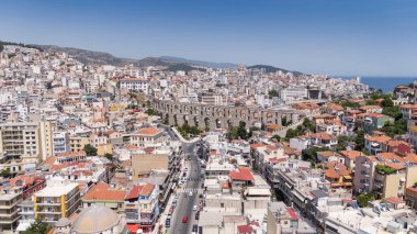 Kavala, Yunanistan ve Avrupa 'daki eski şehir, kale ve su kemerinin havadan görünüşü