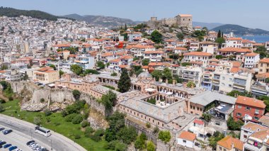 Kavala, Yunanistan ve Avrupa 'daki eski şehir, kale ve su kemerinin havadan görünüşü